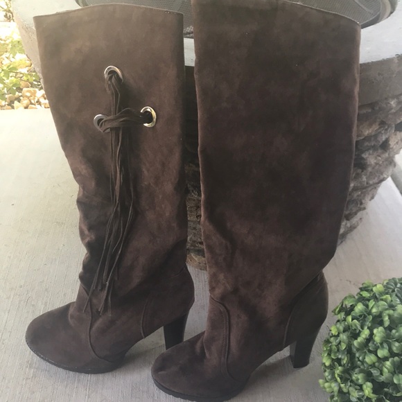 SOLD  Brown Boots Suede HeelTassels Like New - Picture 5 of 8